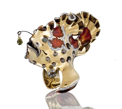 Кольцо Рыбка-Удильщик из жёлтого золота 750 пробы с бриллиантами, турмалином и эмалью арт. 0105.0178