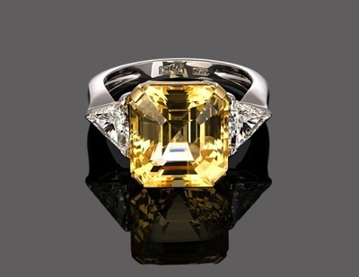 Кольцо из белого золота 750 пробы с великолепным 15-каратным жёлтым сапфиром оттенка Golden Yellow и бриллиантами-триллионами арт. 0106.0046