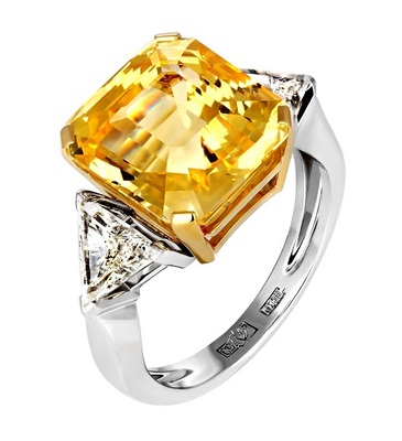 Кольцо из белого золота 750 пробы с великолепным 15-каратным жёлтым сапфиром оттенка Golden Yellow и бриллиантами-триллионами арт. 0106.0046